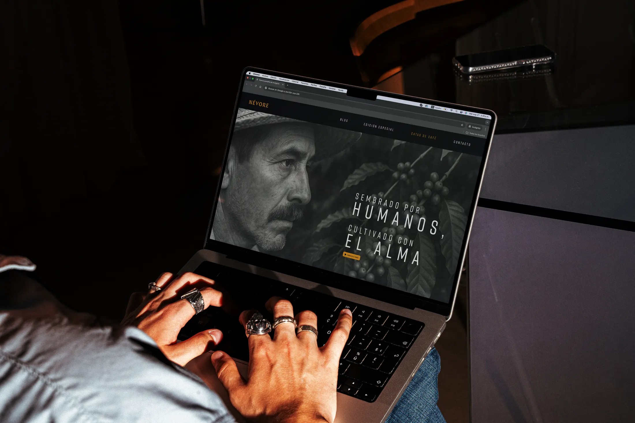 Névore — aplicación en laptop