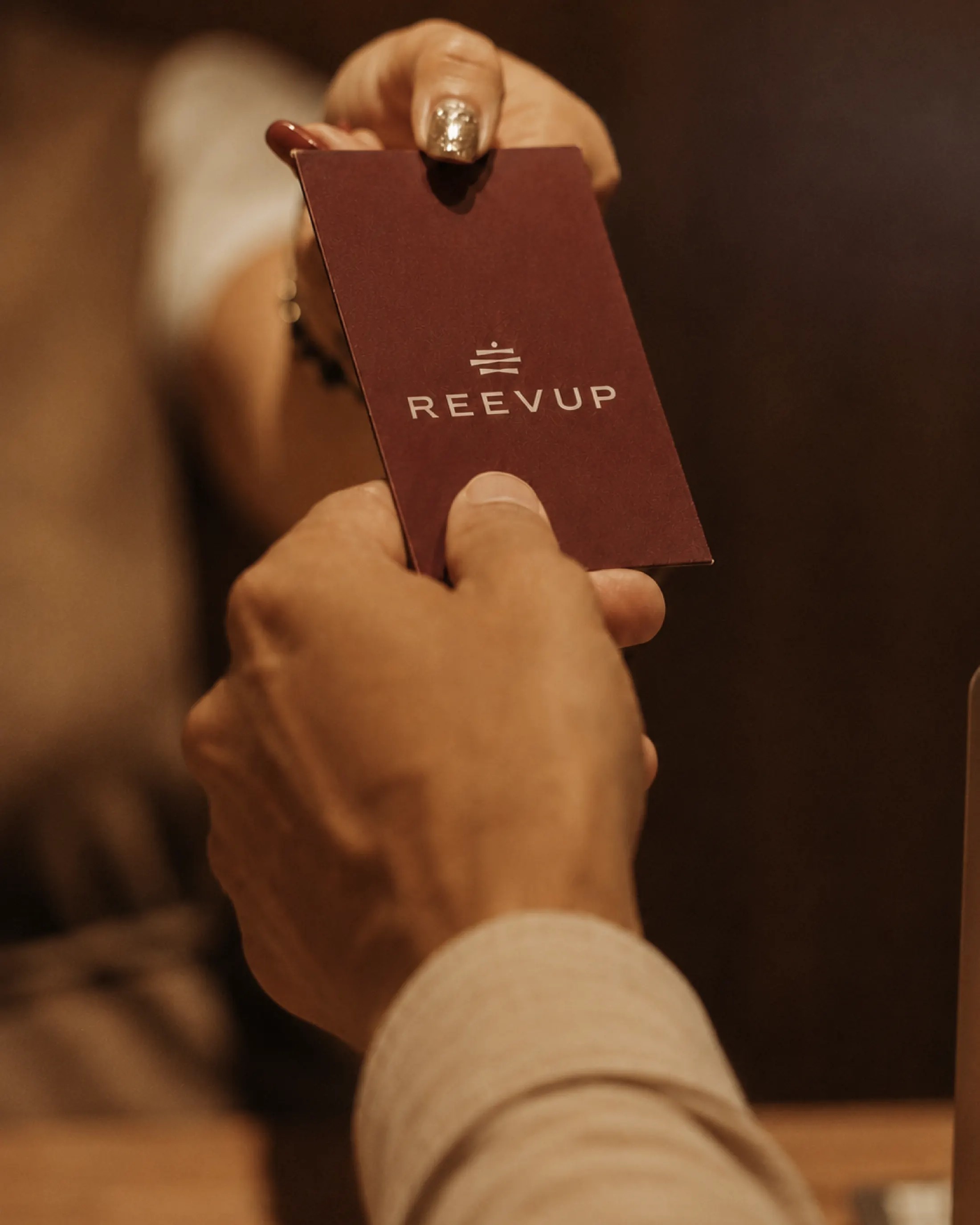 REEVUP — mockup de marca