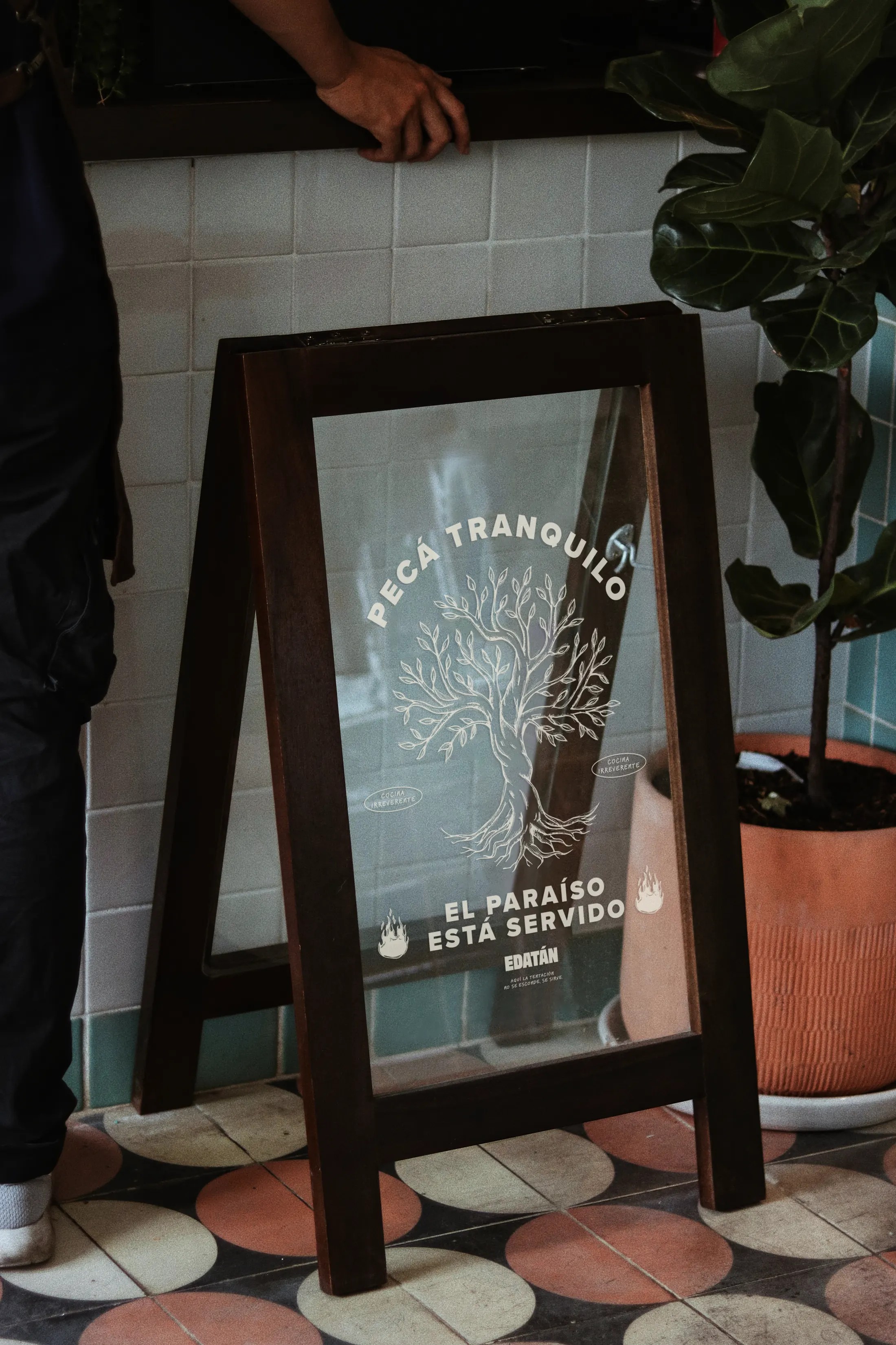 EDATÁN — mockup de vitrina de vidrio
